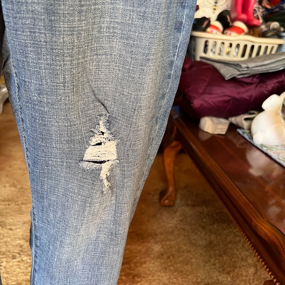 Women’s Levi’s boyfriend jeans with distressed holes. THE ZIPPER IS BROKEN. - Picture 11 of 16
